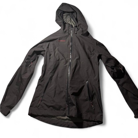 Mammut Jackets & Blazers - Mammut black waterproof shell jacket 🖤 size S (zipper issue)